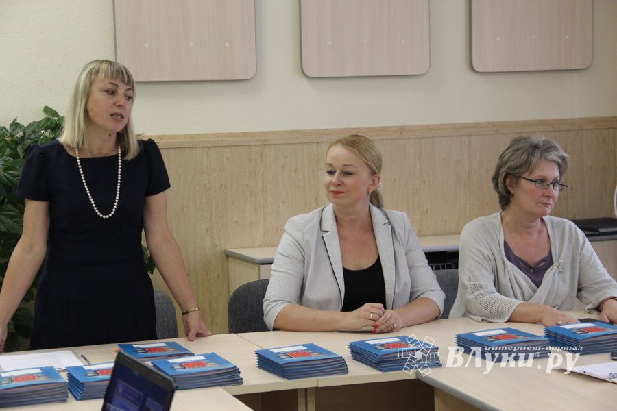 В Великих Луках презентовали новый дневник великолукского школьника (фото)