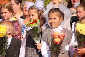 Самую многочисленную школу Великих Лук пополнили 116 первоклассников (ФОТО)