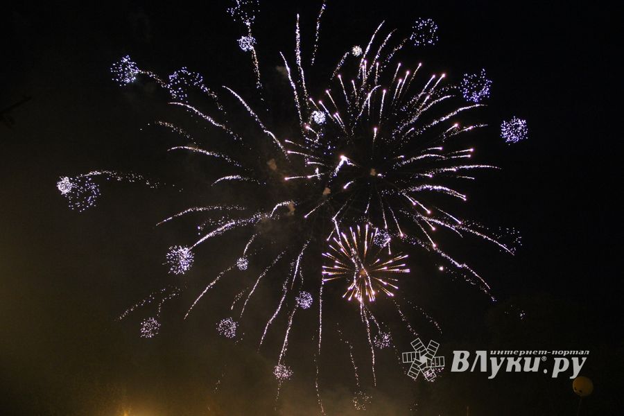 9 мая в Великих Луках. Шествие и салют