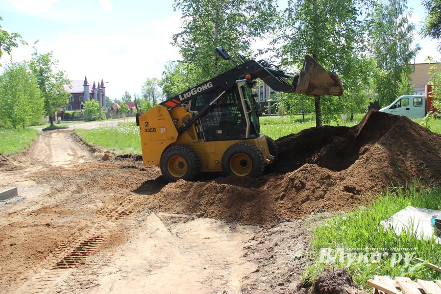 Идёт благоустройство Аллеи памяти 6-й роты в Великих Луках (ФОТО)