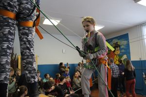 Великолукские школьники попрыгали по «кочкам»