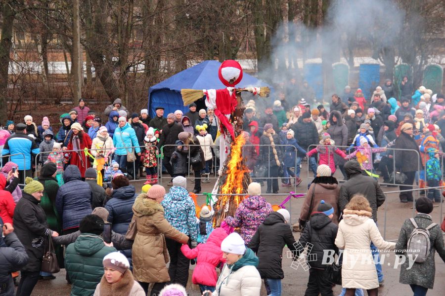 В Великих Луках сожгли Масленицу (фото)