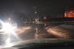 В Великих Луках перекресток улиц Гражданской и Пескарева затоплен водой (ФОТО)