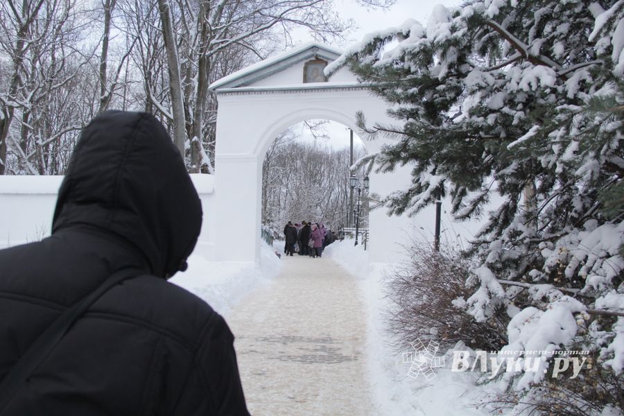 Великолучане запасаются святой водой (фото)