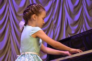 Много новых увлекательных и познавательных путешествий в страну музыки предлагает детская филармония ДМШ № 1 юным великолучанам (фото)