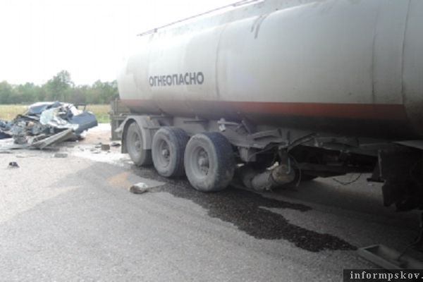 В Великолукском районе столкнулись легковушка и бензовоз (фото)