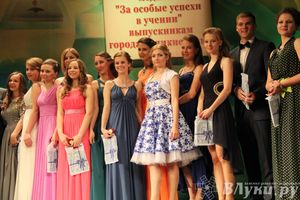 Вручение медалей выпускникам