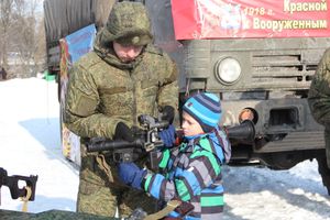 Великолучанам показывают армейскую технику и кормят кашей (6+) (ФОТО)