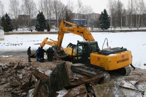 Падение экскаватора в воду рабочие назвали «штатной ситуацией»