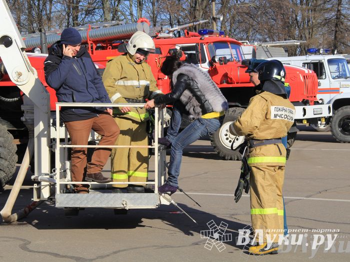 В центре Великих Лук спасатели продемонстрировали свою технику (ФОТО)
