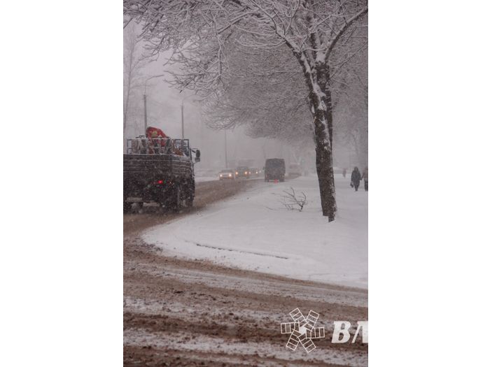 В Великих Луках снегопад и «день жестянщика» (фото)