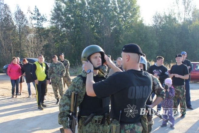 В Псковской области бойцы ОМОН сдавали экзамен на черный берет (фото)