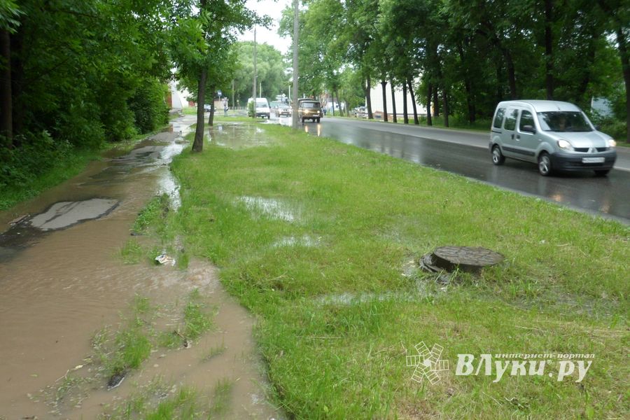 На проспекте Гагарина затопило дорогу (ФОТО)
