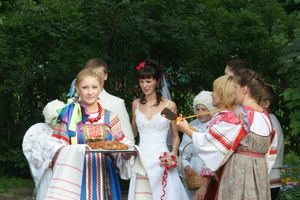 Торжественное открытие парковой скульптуры «Кресло влюбленных»