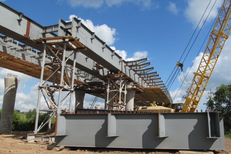 В Великих Луках на путепроводе завершена надвижка левого пролета (ФОТО)