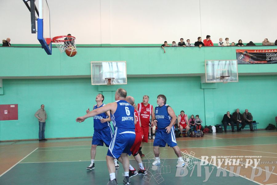 Баскетболисты Великих Лук сыграли со сборной Дмитрова