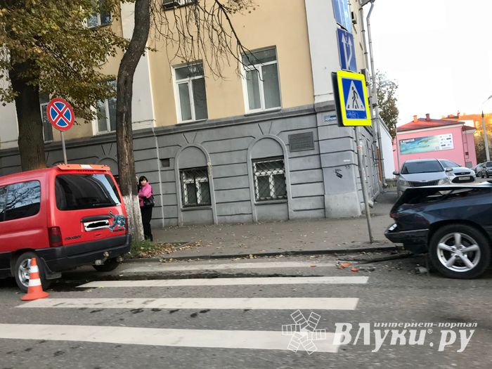 На ул. Некрасова в Великих Луках произошло ДТП (ФОТО)