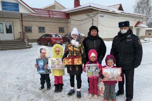 В Великих Луках полицейские превратились в зимних волшебников (ФОТО)
