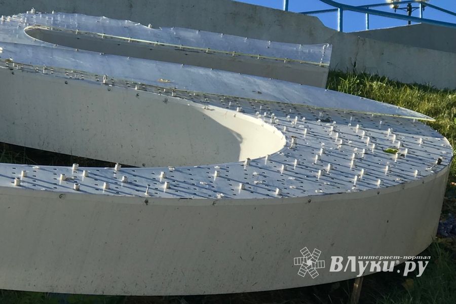 В Великих Луках опять разбили памятный знак (ФОТО)