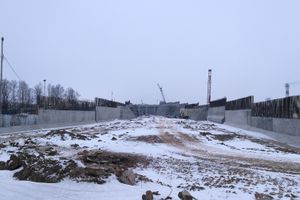 В Великих Луках продолжается строительство автодорожного путепровода через железную дорогу (ФОТО)