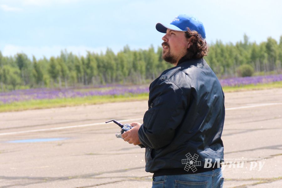 В Великих Луках проходит 7-й Фестиваль авиамодельного спорта (ФОТО)