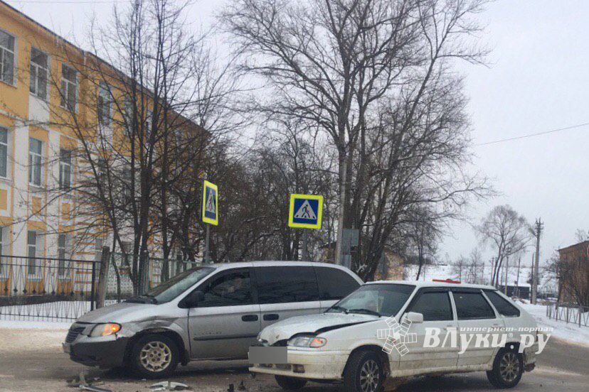 ФОТОФАКТ: Очередное ДТП в Великих Луках