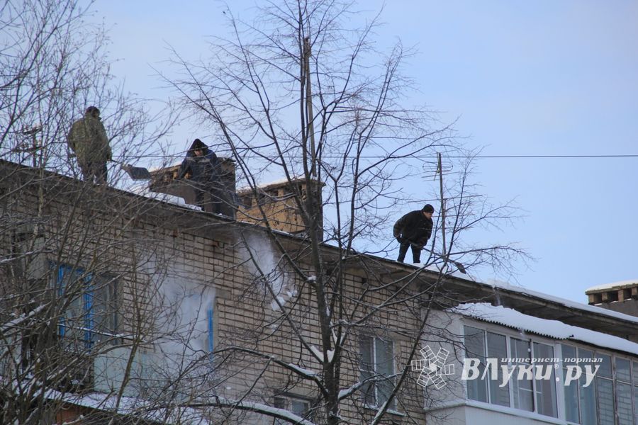 Смелые люди на крышах Великих Лук