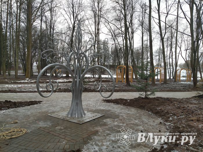 В парке «Петровский» появилась «Яблоня любви» (ФОТО)