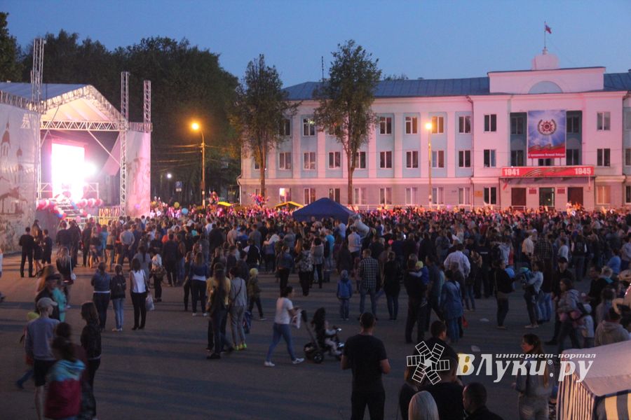 Праздничный салют в честь Дня Победы был дан в Великих Луках (ФОТО)