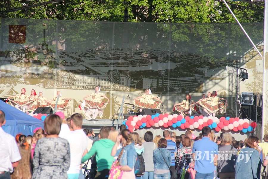 Праздничный салют в честь Дня Победы был дан в Великих Луках (ФОТО)
