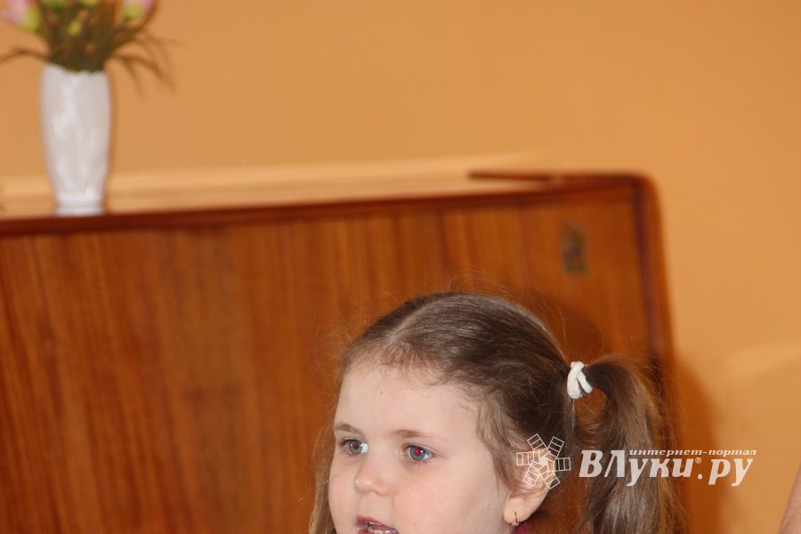 Дети поздравили мам с 8 марта (фото и видео)