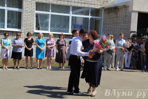 В Великих Луках прозвенели «Последние звонки»