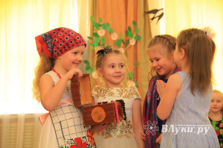 Юные великолучане поздравили мам и бабушек с помощью Золушки (ФОТО)