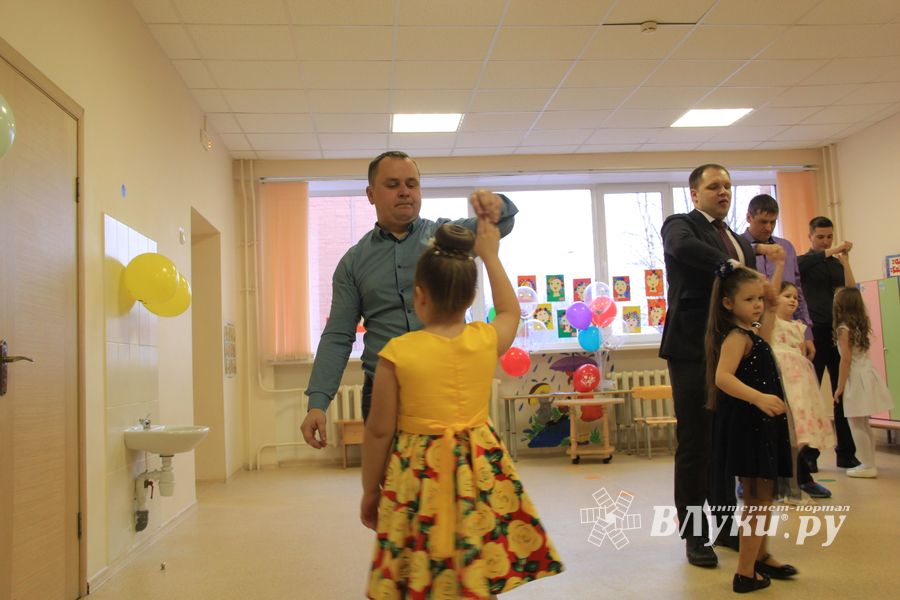 Великолукские школьники поздравили мам и учительниц (ФОТО)