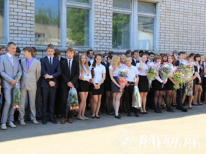 В Великих Луках прозвенели «Последние звонки»