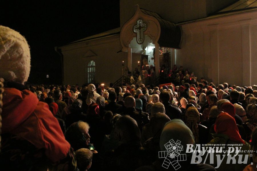 Крестным ходом встредили великолучане светлый праздник Пасхи