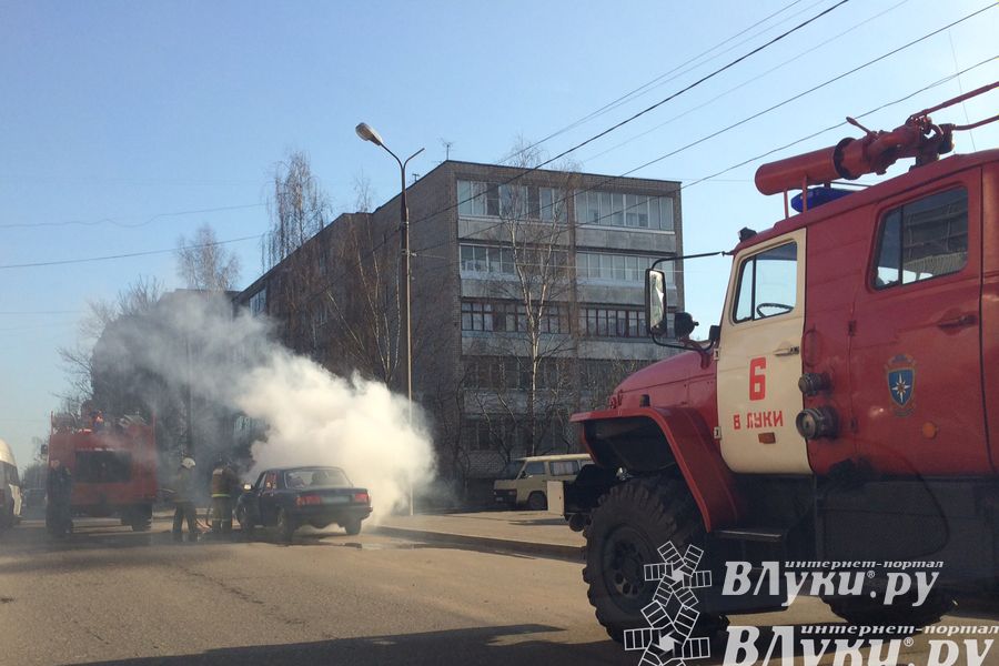 ​В Великих Луках горела «Волга» (ФОТО)