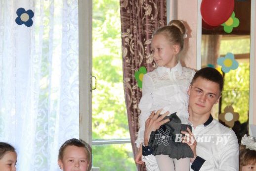 В Великих Луках прозвенели «Последние звонки»