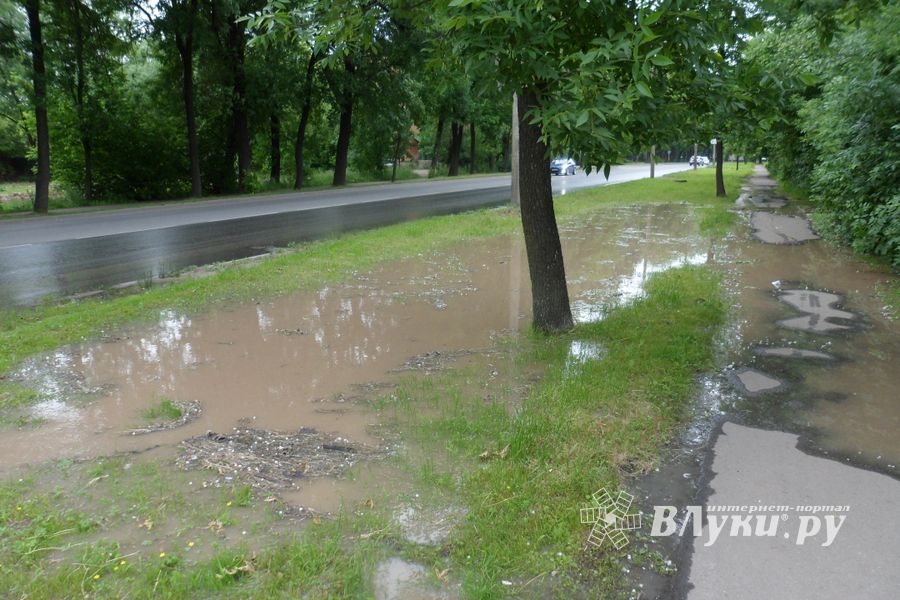 На проспекте Гагарина затопило дорогу (ФОТО)