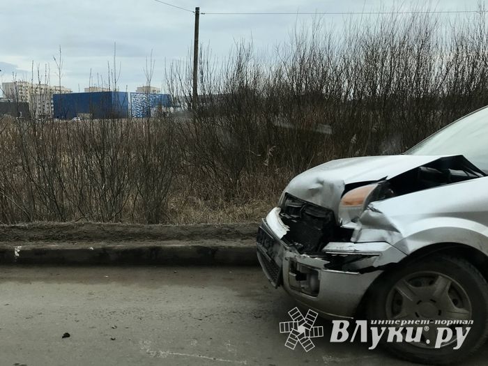 На улице Гражданской после ДТП затруднено движение (ФОТО)