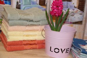 Кот Барон приготовил подарки для женщин