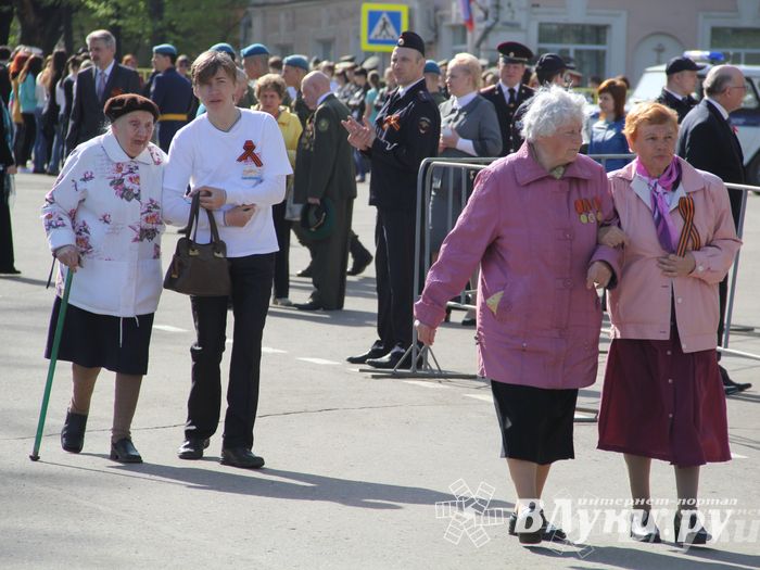 Парад Победы в Великих Луках (фото)