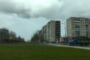 Фотофакт: в Великих Луках чистят обочины дорог 