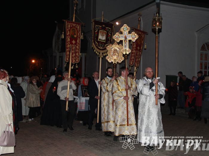 Крестным ходом встредили великолучане светлый праздник Пасхи