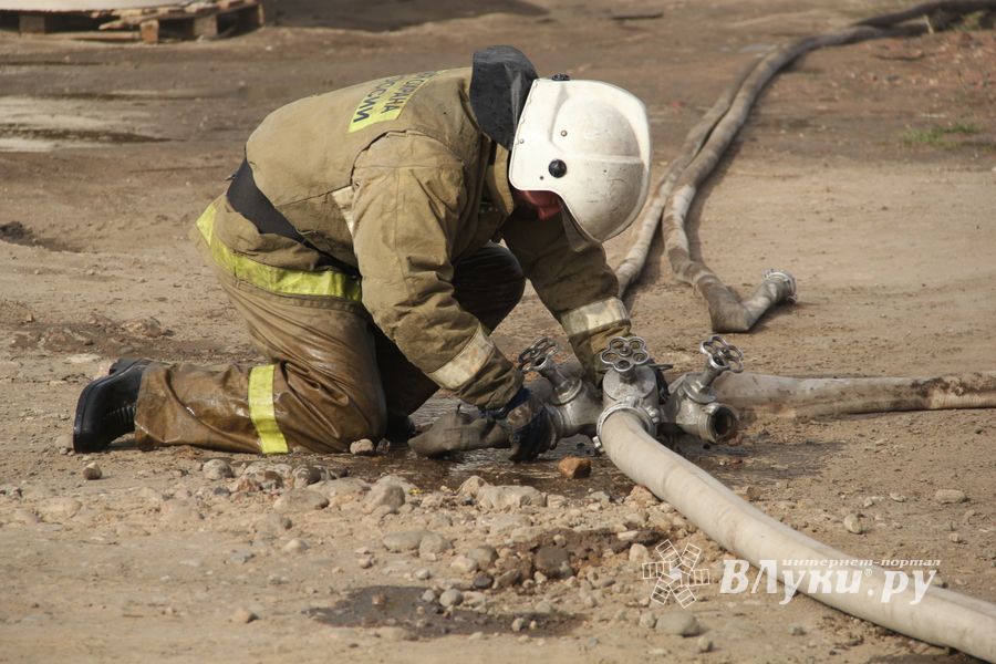 В Великих Луках горит склад (ФОТО)