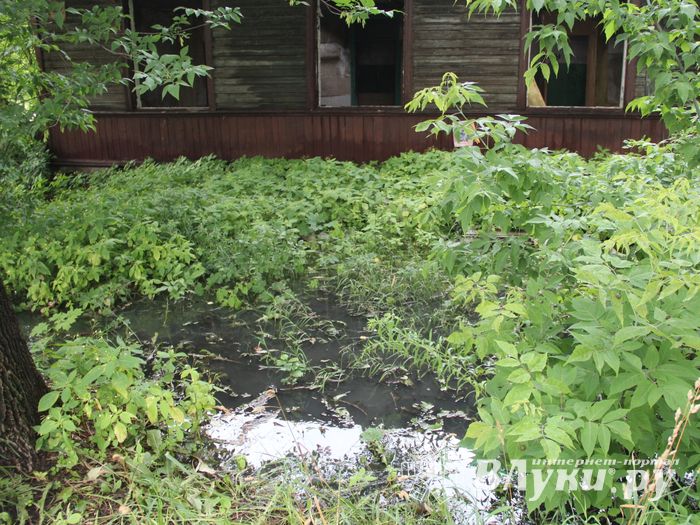 В Великих Луках устраняют серьёзную аварию в сетях канализации (ФОТО)