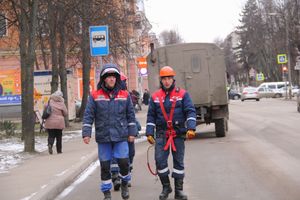 Негабаритный автопоезд вновь следует по улицам Великих Лук