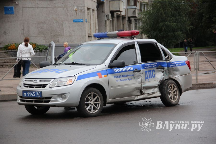 В Великих Луках произошло ДТП с участием автомобиля ДПС (ФОТО)