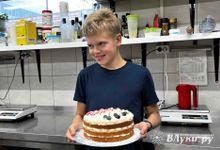 Юный великолучанин приглашает в «Шок’О’латте» на презентацию своего авторского торта «Шурик»