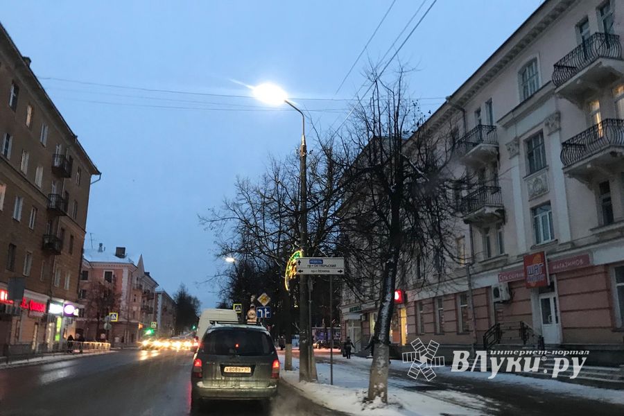 Великие Луки «теряют» праздничный вид (ФОТО)